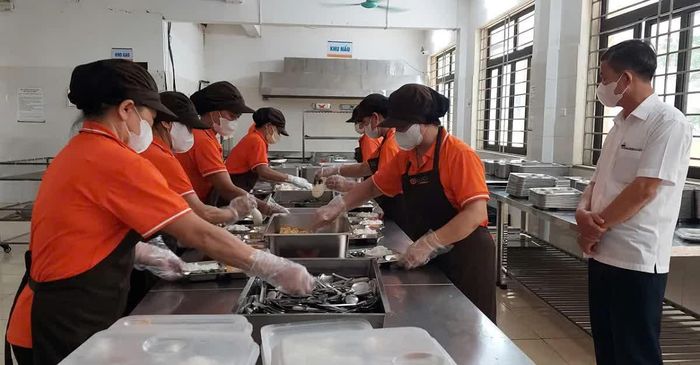 Ngành chức năng xã Quảng Bị kiểm tra việc chăm lo bữa ăn cho học sinh trên địa bàn