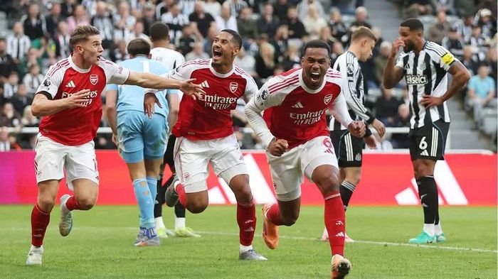 Arsenal chiến thắng 2-1 trước Newcastle