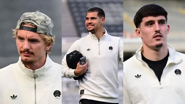 Các cầu thủ Newcastle có mặt tại sân nhà