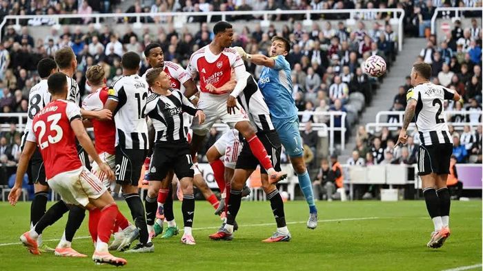 Gabriel đánh đầu ấn định tỷ số 2-1 cho Arsenal