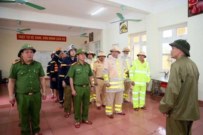 Triển khai các lực lượng tìm kiếm, cứu nạn các nạn nhân mất tích. Ảnh: Tá Chuyên - TTXVN