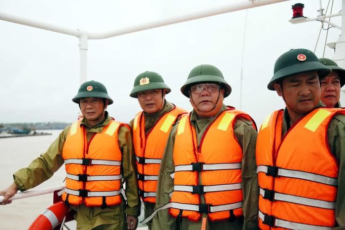Chủ tịch UBND tỉnh Trần Phong (thứ 2, từ trái sang) trực tiếp có mặt trên tàu chỉ đạo công tác tìm kiếm các nạn nhân mất tích trên hai tàu cá bị chìm. Ảnh: Tá Chuyên – TTXVN