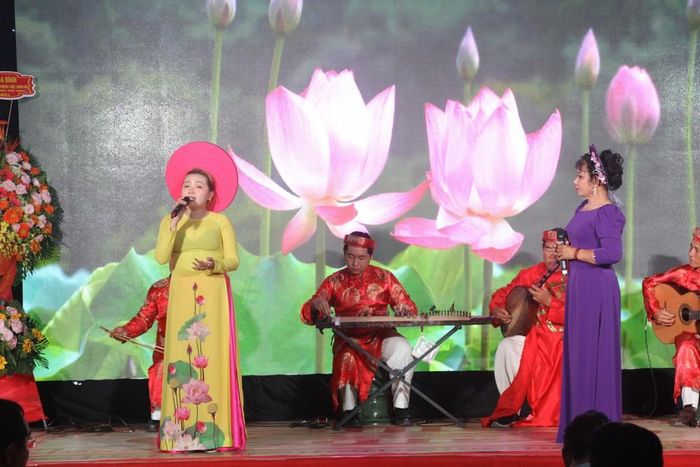 Giao lưu Đờn ca tài tử Nam Bộ tỉnh Long An mở rộng tại đình Vạn Phước (huyện Cần Đước) đến năm 2025 đã được duy trì liên tục 29 năm. Ảnh: Đức Hạnh - TTXVN