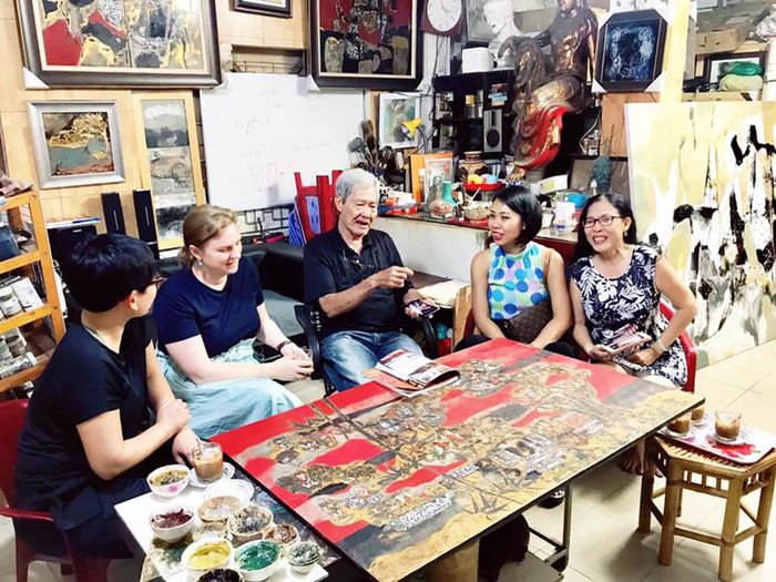 Phượng Nguyễn của ArtBlue Studio (thứ 2, từ phải sang) đến thăm xưởng vẽ của Nguyễn Lâm ngày 17/7/2019. Ảnh: TL