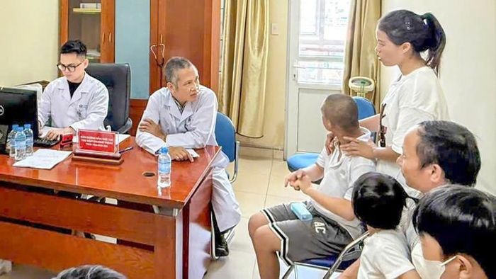  Phó Giáo sư, Tiến sĩ Nguyễn Lý Thịnh Trường khám sàng lọc cho các bệnh nhi. 