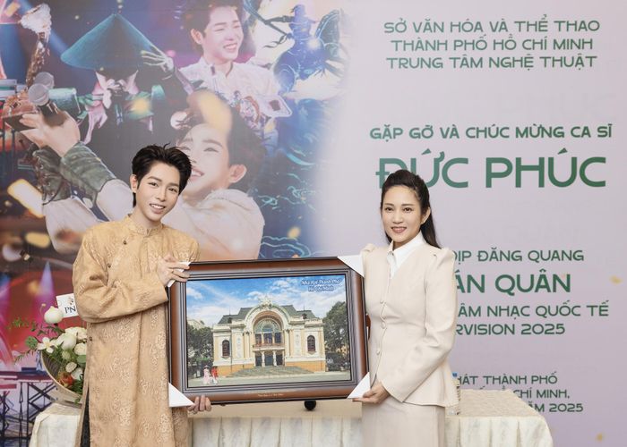  NSND Thanh Thúy, Phó Giám đốc Sở VH-TT TPHCM tặng quà lưu niệm cho ca sĩ Đức Phúc 