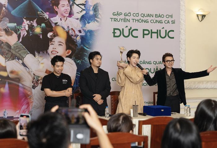 Đức Phúc và nhà sản xuất âm nhạc DuongK, đạo diễn Dương Mai Việt Anh trong sự kiện 