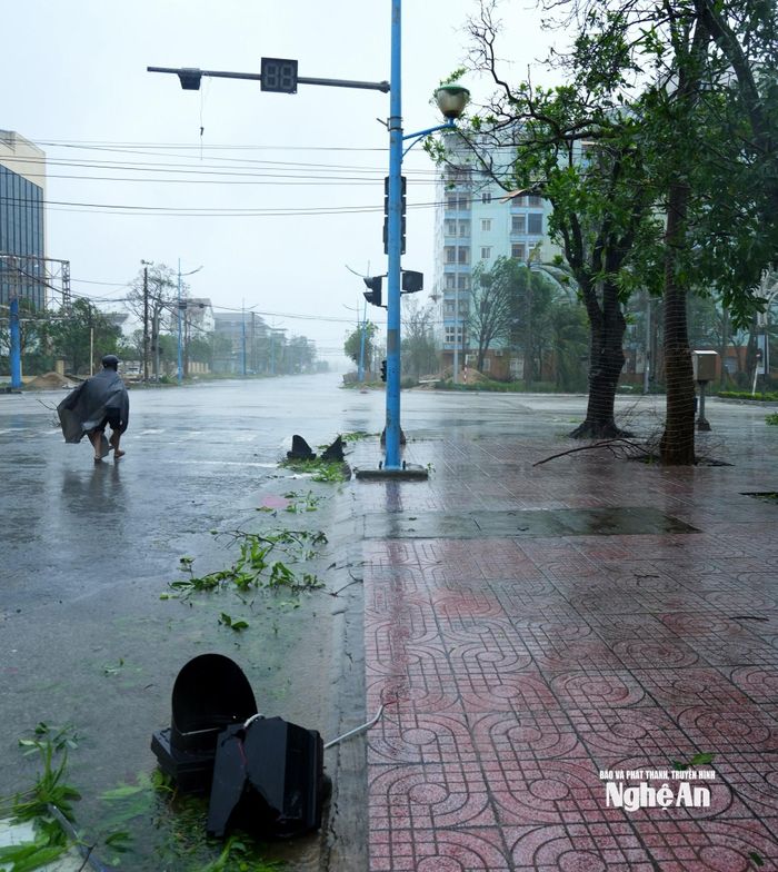 Làm hư hỏng nhiều đèn tín hiệu giao thông. Ảnh: Thành Chung
