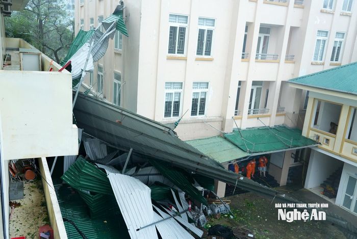 Mái tôn cũng bị gió bão bốc đi hoàn toàn. Ảnh: Thành Chung