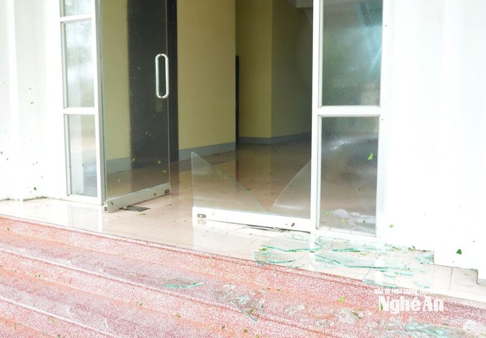 Hệ thống kính của nhiều nhà hàng, khách sạn, công sở bị gió dập vỡ nát. Ảnh: Thành Chung