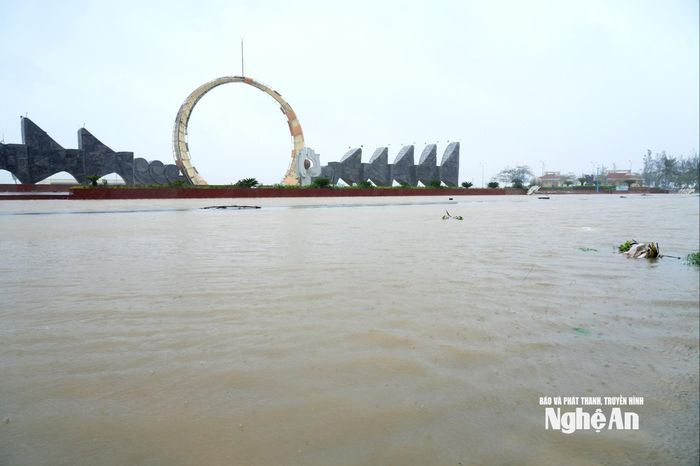 Nước biển dâng cao gây ngập đường Bình Minh. Ảnh: Thành Chung