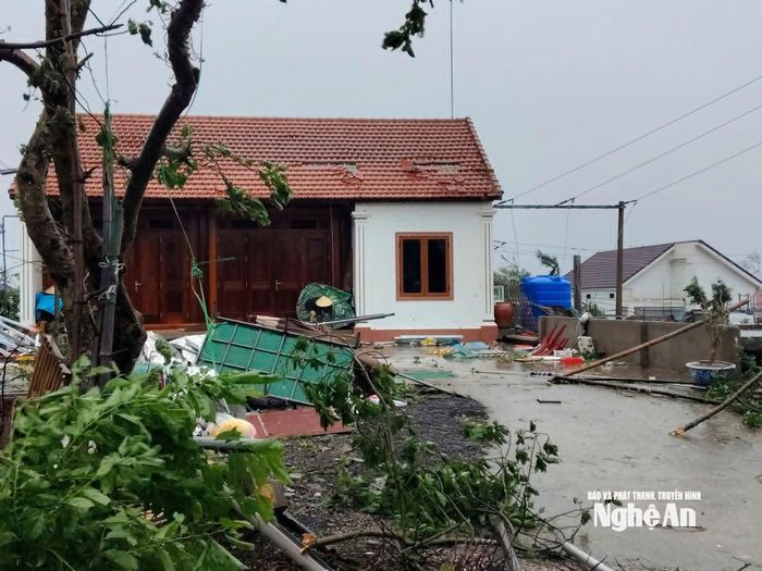 Bão số 10 đã đi qua nhưng để lại nhiều thiệt hại nặng nề cho vùng hạ lưu sông Lam. Nhà cửa, hoa màu và hạ tầng bị ảnh hưởng nghiêm trọng, đời sống người dân đảo lộn. Tuy nhiên, với sự vào cuộc khẩn trương của chính quyền và tinh thần đồng lòng của nhân dân, các địa phương đang nỗ lực khắc phục hậu quả, sớm ổn định cuộc sống. Ảnh: Đình Tuyên