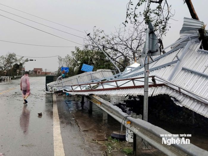 Cơn bão số 10 đi qua đã làm nhiều mái tôn của các hộ dân ở xóm Châu Nhân 3, xã Lam Thành bị gió cuốn bay hàng chục mét, gây hư hỏng nặng nhà cửa. Ảnh: Đình Tuyên