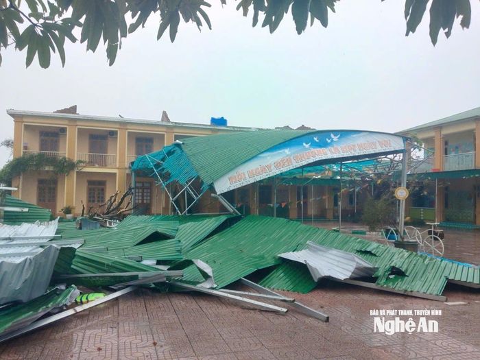 Một số trường học tại xã Lam Thành cũng bị tốc mái hoàn toàn sau bão số 10. Trong ảnh: Trường Mầm non Châu Nhân (xã Lam Thành) hư hỏng nặng phần mái và sân chơi của nhà trường. Ảnh: Đình Tuyên