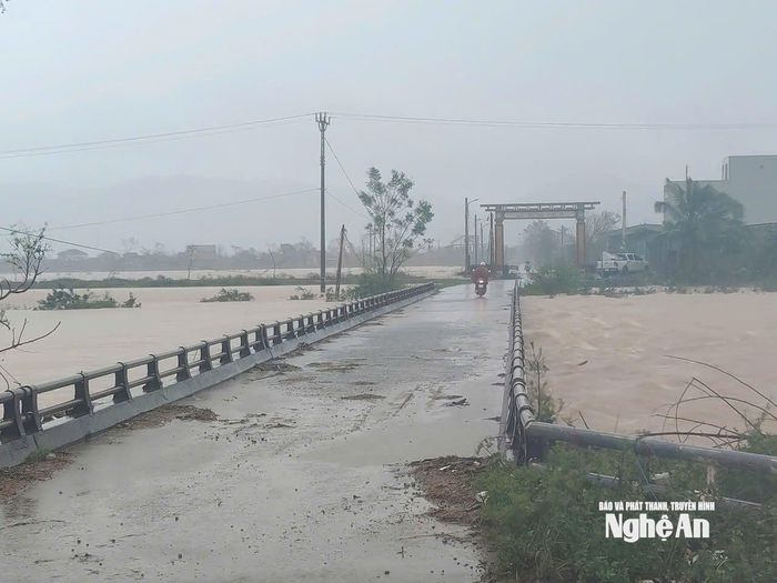 Cây cầu giao thông huyết mạch dẫn vào một số xóm ngoài đê của xã Lam Thành đang bị nước lũ dâng cao và có nguy cơ ngập trong thời gian tới, đe dọa việc đi lại và tiếp cận của người dân. Ảnh: Đình Tuyên