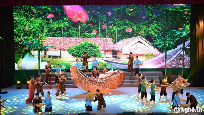 Tái hiện không gian diễn xướng của người Nghệ xưa trên sân khấu Liên hoan Dân ca ví, giặm Nghệ Tĩnh. Ảnh: Minh Quân