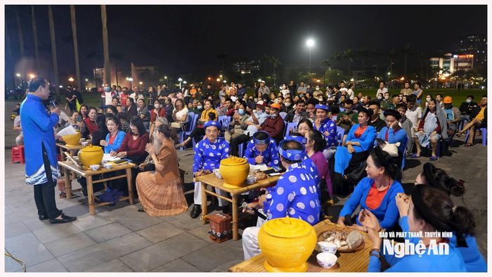 Các nghệ nhân và người dân tham gia không gian diễn xướng Dân ca ví, giặm tại Quảng trường Hồ Chí Minh. Ảnh: P.V