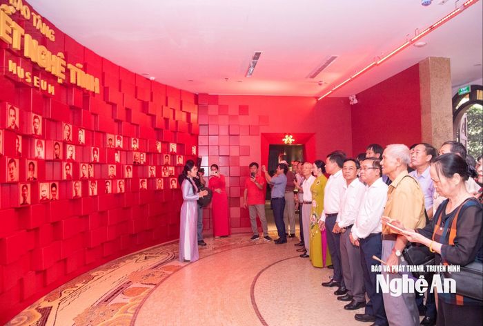 Các đại biểu tham quan Nhà trưng bày Xô viết Nghệ Tĩnh. Ảnh: Minh Quân