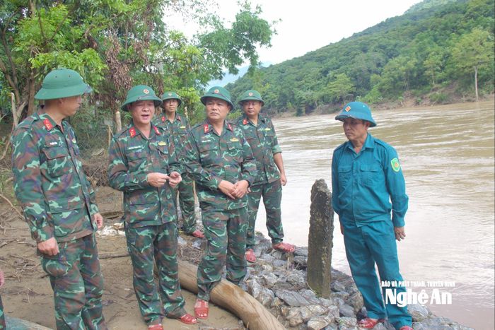 Đoàn công tác Bộ Chỉ huy Quân sự tỉnh kiểm tra các điểm nguy cơ sạt lở, phòng, chống cơn bão số 10 tại xã Tà Cạ (Nghệ An) Ảnh tư liệu: Trọng Kiên