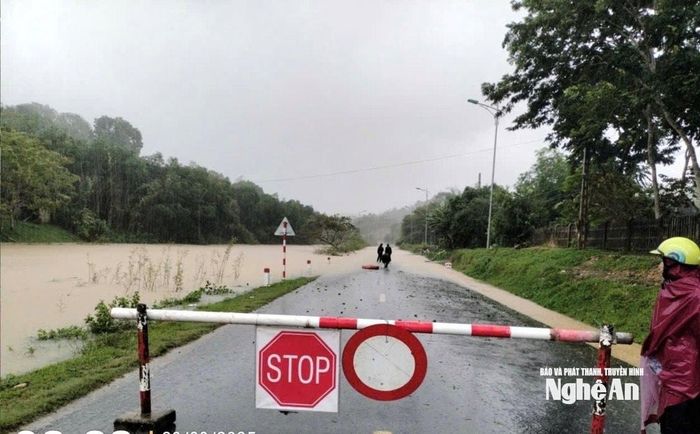 Đơn vị quản lý giao thông đã lập chốt và canh gác không cho phương tiện lưu thông trên Quốc lộ 48 đoạn qua xã Quỳ Châu. Ảnh: C.T.V