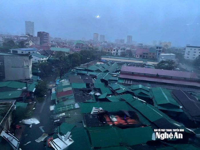 Khu vực chợ Hưng Dũng có nhiều ki ốt tốc mái, đáng nói, khu chợ này cũng đã bị thiệt hại nặng sau bão số 5, đến nay chưa khắc phục được lại tiếp tục chịu ảnh hưởng của bão số 10. Ảnh: Q.A
