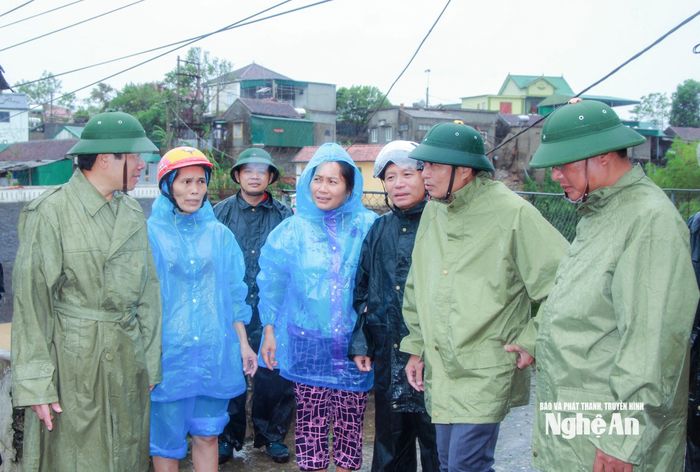 Chủ tịch UBND tỉnh Lê Hồng Vinh thăm hỏi người dân xã Vạn An. Ảnh: Thành Duy