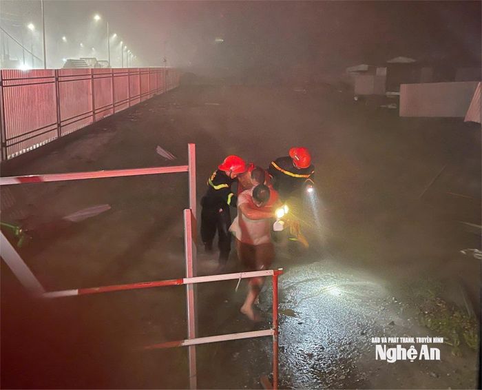 Cảnh sát PCCC&amp;CNCH đưa nạn nhân ra khu vực an toàn trong mưa bão. Ảnh: Chu Minh