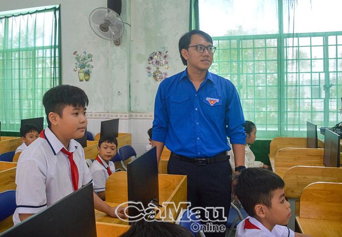 “Khi học sinh có hứng thú các em sẽ tự tìm hiểu”, thầy Linh chia sẻ.