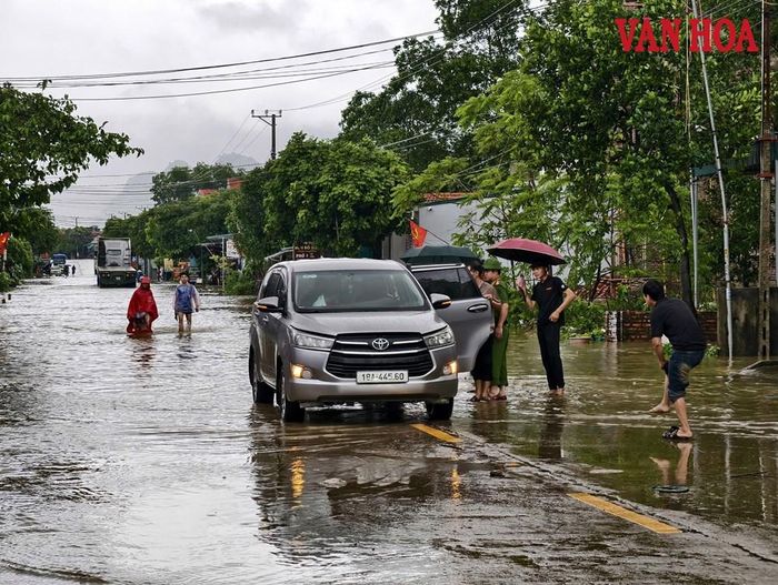 Tuyến đường ĐT.479 ngập sâu khiến nhiều phương tiện bị chết máy