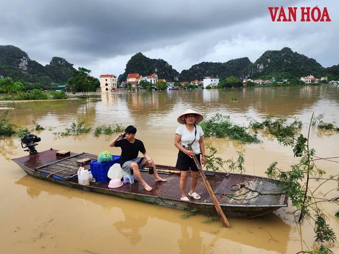 Phương tiện di chuyển chính khu nước lũ dâng ở thôn Kênh Gà là thuyền, xuồng máy.