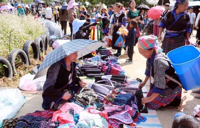 Các mặt hàng quần áo, trang phục dân tộc được bày bán rất nhiều tại chợ phiên Nậm Pắt. Ảnh: Quý Trung