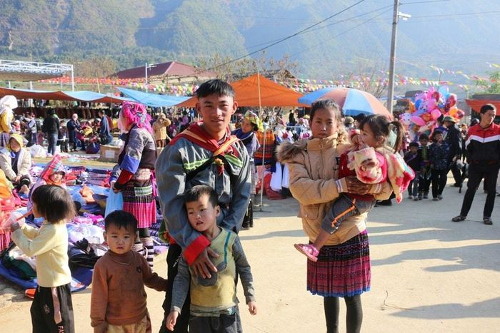 Người dân đến chợ không chỉ để mua sắm mà còn để gặp gỡ, giao lưu. Ảnh: BDT