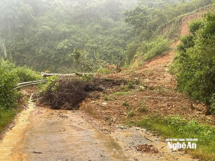 Nhiều điểm sạt lở xuất hiện khiến một số tuyến đường liên xã bị chia cắt. Ảnh: Lữ Phú
