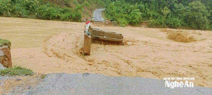 Cầu cứng bê tông cốt thép trên tuyến DH11 Trung Thắng đi bản Tạt bị đổ gãy, trôi. Ảnh CSCC