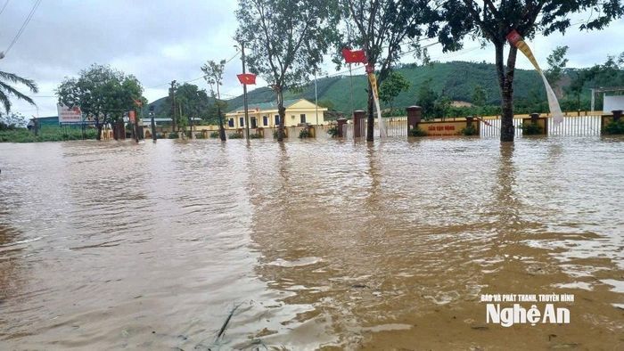 Tại xã Thành Bình Thọ khu vực trường học và các cơ quan bị ngập sâu trong nước. Ảnh: Văn Trường