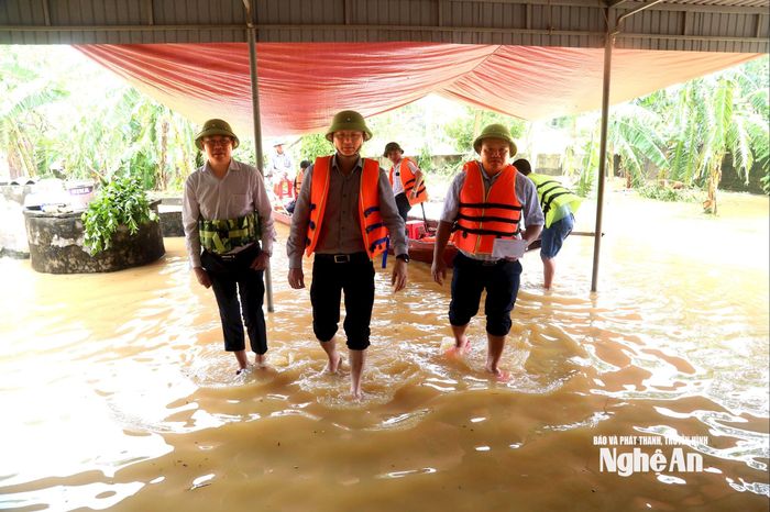 Lãnh đạo xã Bích Hào đến thăm hỏi, động viên gia đình ông Nguyễn Cảnh Châu, có mẹ qua đời trong lúc nước lũ dâng cao. Ảnh: Xuân Hoàng