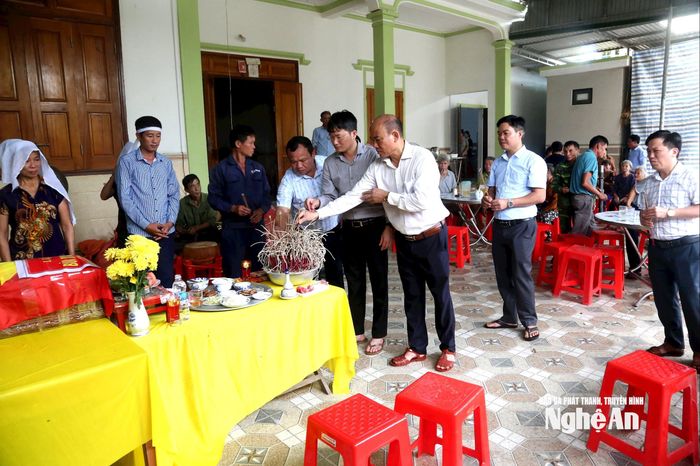 Trong những ngày ngập lũ, trên địa bàn xã Bích Hào có 2 hộ dân cần hỗ trợ khẩn cấp là gia đình ông Bùi Xuân Sơn ở xóm Kim Hoa đưa hài cốt của Liệt sỹ Bùi Xuân Thao về quê an táng và gia đình ông Nguyễn Cảnh Châu ở xóm Xuân Lan có người thân qua đời. Nhận được tin báo, Đảng ủy, chính quyền địa phương đã kịp thời thăm hỏi, động viên, đồng thời huy động 2 chiếc thuyền phục vụ 2 gia đình. Trong ảnh: Lãnh đạo Đảng ủy và chính quyền xã Bích Hào thắp hương Liệt lỹ Bùi Xuân Thao. Ảnh: Xuân Hoàng