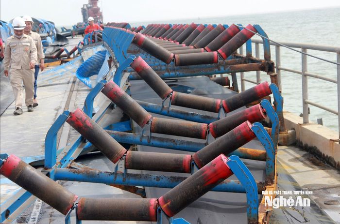 Cảng biển Quốc tế Vissai Nghệ An là một trong những cảng biển quan trọng của tỉnh, giữ vai trò cửa ngõ giao thương khu vực Bắc Trung Bộ, phục vụ xuất khẩu xi măng và hàng hóa tổng hợp, góp phần thúc đẩy kinh tế biển. Tuy nhiên, sau bão số 10, cảng đã bị thiệt hại nặng. Ảnh: Quang An