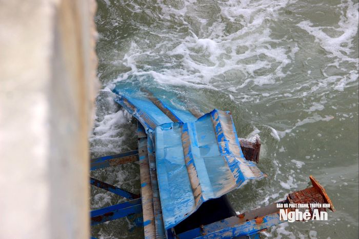 Nhiều đoạn băng chuyền, mái che bị trôi xuống biển. Ảnh: Quang An