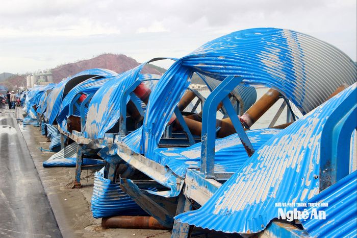 Theo ghi nhận của phóng viên trong sáng 30/9, tuyến cầu dẫn tại bến số 2 dài khoảng 2Km xuất hiện hàng loạt điểm hư hỏng sau bão, trong đó có hơn 500 mét bị nặng nhất, hoạt động vận tải bị ngưng trệ tạm thời. Ảnh: Quang An