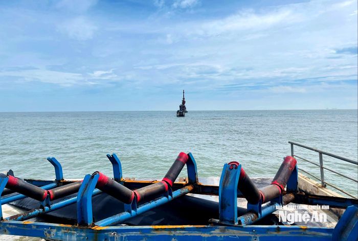 Một đoạn cầu dẫn ra khu vực máy cẩu bị bão đánh sập, chia cắt hoàn toàn, việc tiếp hàng bị gián đoạn. Ảnh: Quang An