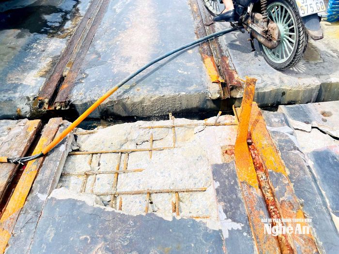 Mặt đường cầu dẫn bị bong tróc, hiện chỉ có xe máy mới lưu thông được qua được khu vực này. Ảnh: Quang An