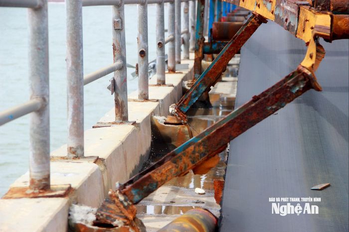 Nhiều đoạn băng chuyền không thể trụ được với sức gió lớn và quần thảo liên tục sau bão số 10. Ảnh: Quang An