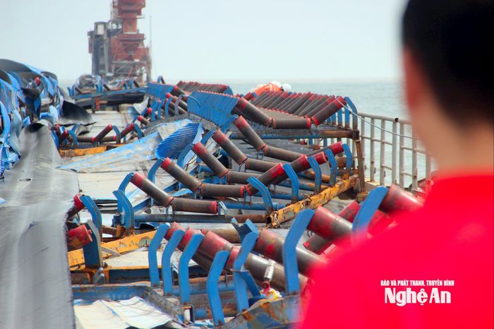 Hệ thống băng chuyền bị phá hỏng. Được biết trước đó, bến số 2 tại cảng đảm nhận xuất khoảng 15.000 tấn hàng mỗi ngày. Ảnh: Quang An