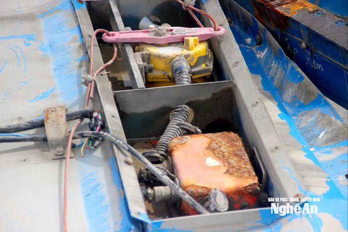 Một số hạng mục kỹ thuật chưa thể khôi phục sau bão. Theo ông Nguyễn Quốc Tài – Giám đốc Cảng Quốc tế Vissai Nghệ An cho biết: Đây là cơn bão có sức tàn phá mạnh nhất sau nhiều năm, dù Cảng đã triển khai các phương án phòng chống từ trước nhưng vẫn bị ảnh hưởng nặng tại bến số 2. Ảnh: Quang An