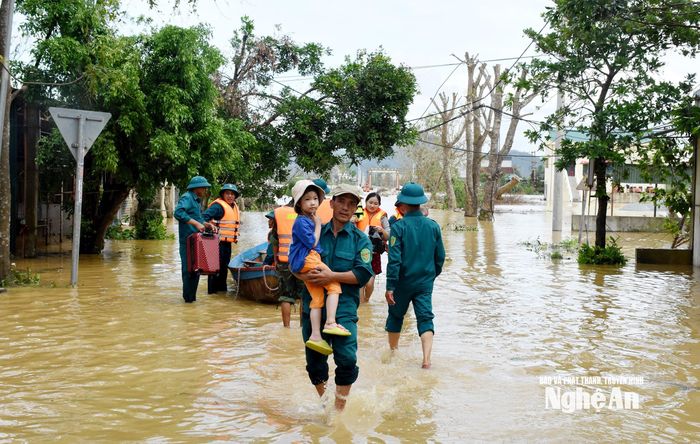 Trước tình hình lũ lụt diễn biến phức tạp, người già và trẻ nhỏ được ưu tiên sơ tán đến nơi an toàn. Ảnh: Công Kiên