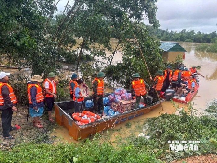 Chính quyền xã Bích Hào dùng thuyền đưa tiếp tế nhu yếu phẩm cho bà con bị cô lập. Ảnh: Văn Trường