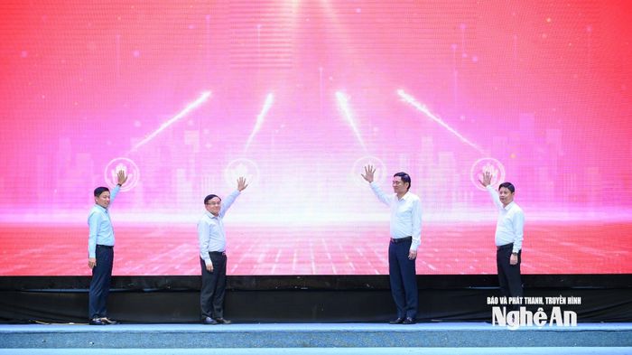 Đồng chí Hoàng Nghĩa Hiếu - Phó Bí thư Thường trực Tỉnh ủy, Chủ tịch HĐND tỉnh và các đại biểu thực hiện nghi thức ra mắt chuyên trang 130 phường, xã ở Nghệ An. Ảnh: Thành Cường