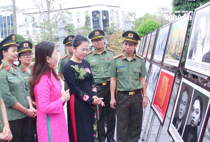 Đoàn công tác của tỉnh tham quan trưng bày chuyên đề: “Cuộc đời và sự nghiệp cách mạng của đồng chí Nguyễn Thị Minh Khai”. Ảnh: Mai Hoa