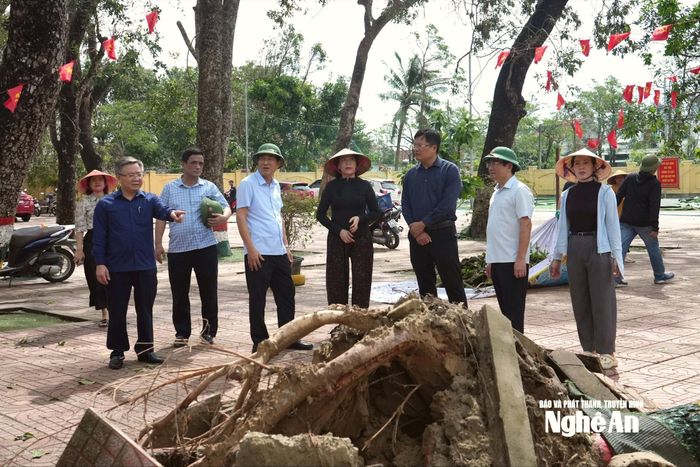 Đoàn công tác của Sở và lãnh đạo phường Cửa Lò kiểm tra thiệt hại do bão số 10 tại Trường Tiểu học Nghi Thu. Ảnh: Mỹ Hà